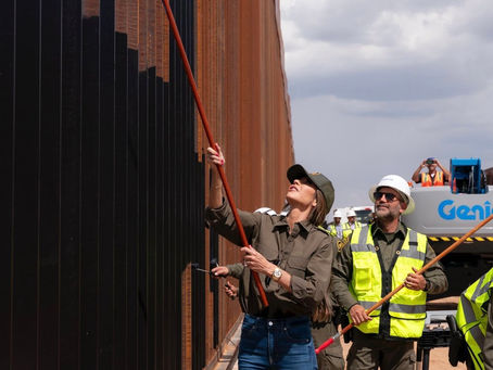 Ordena Trump pintar de negro el muro fronterizo para dificultar su escalada