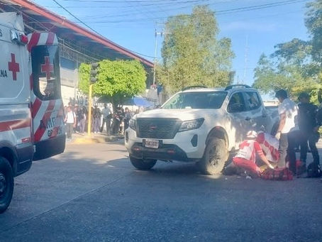 Atienden a mujer lesionada tras accidente vial en el centro de Chilpancingo