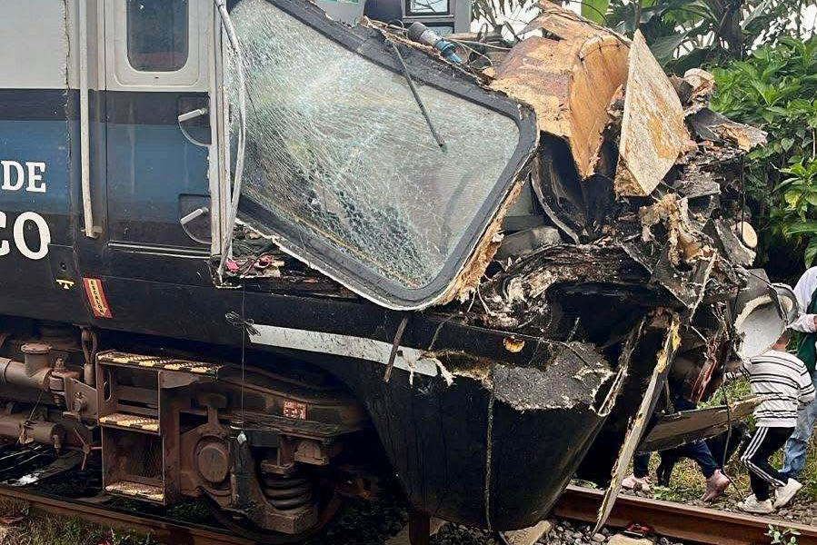 Tráiler se atraviesa al paso del tren interoceánico en Chiapas; no hubo víctimas