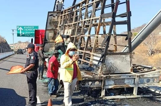 Se incendia camión de carga en el puente de Mezcala, sobre la Autopista del Sol