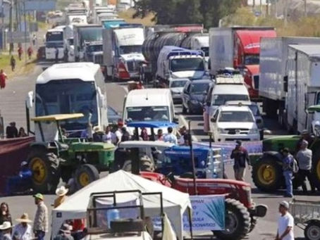 Productores y transportistas levantan bloqueos tras reunión con Segob