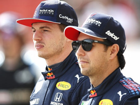 Max Verstappen ve cada vez más cómodo a Checo con su auto