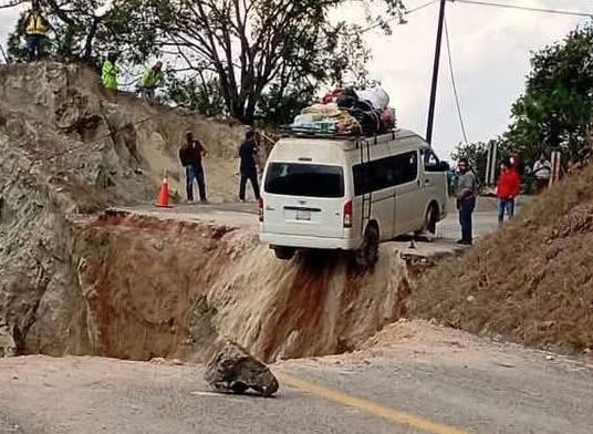 Colapsa tramo de la carretera Chilapa–Tlapa por deslave; cierre total de la vía