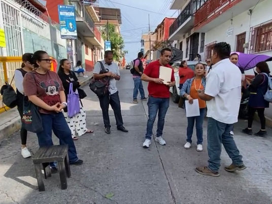 Toman maestros primaria Himno Nacional y bloquean calle en Chilpancingo