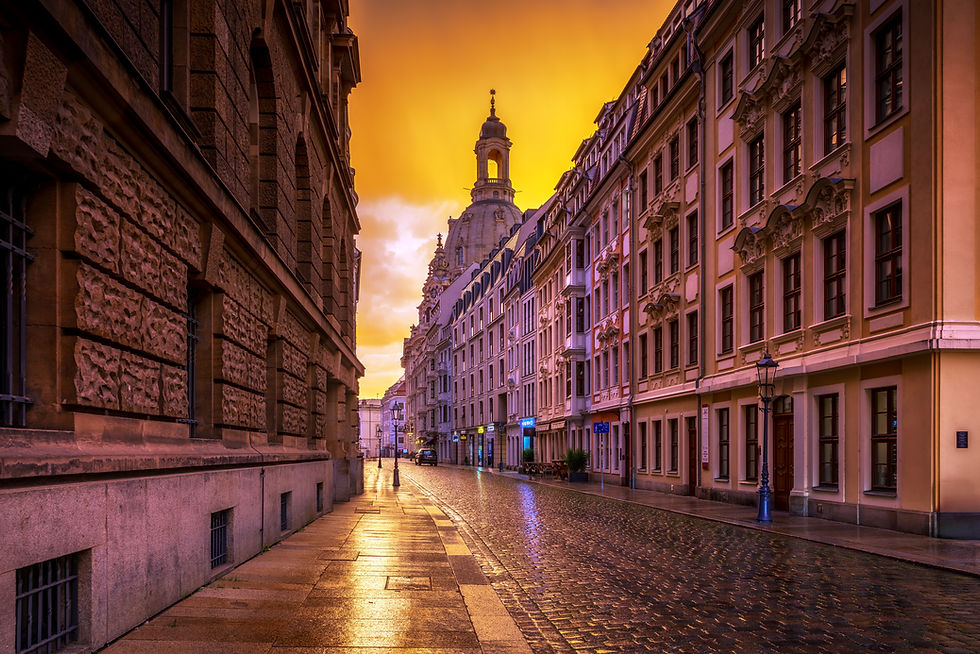 Dresdner Altstadt mit Frauenkirche bei Sonnenuntergang