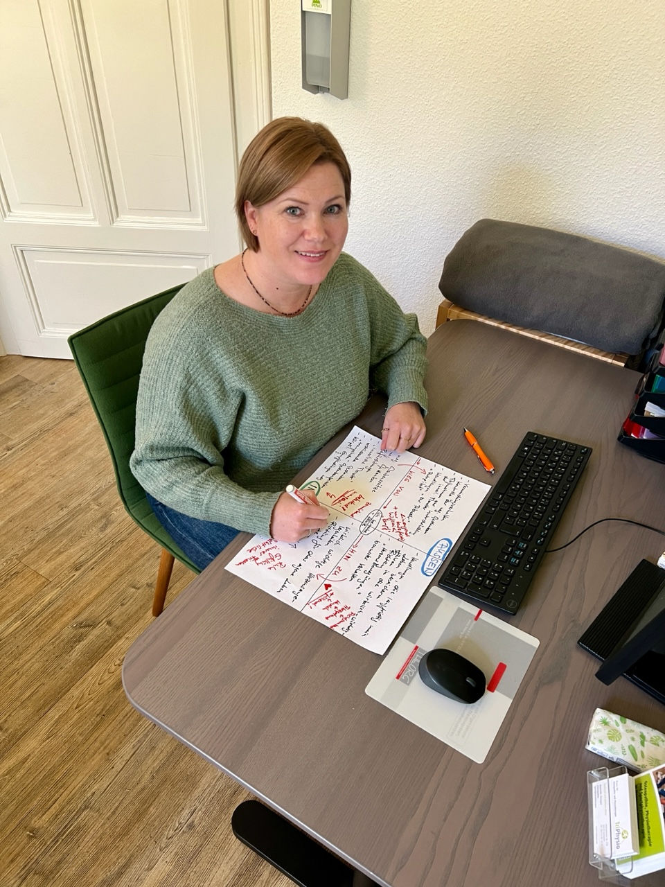 frau am Schreibtisch
