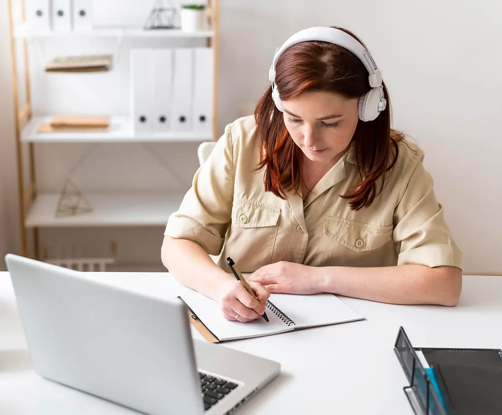mulher-trabalhando-com-videochamada-no-laptop.webp