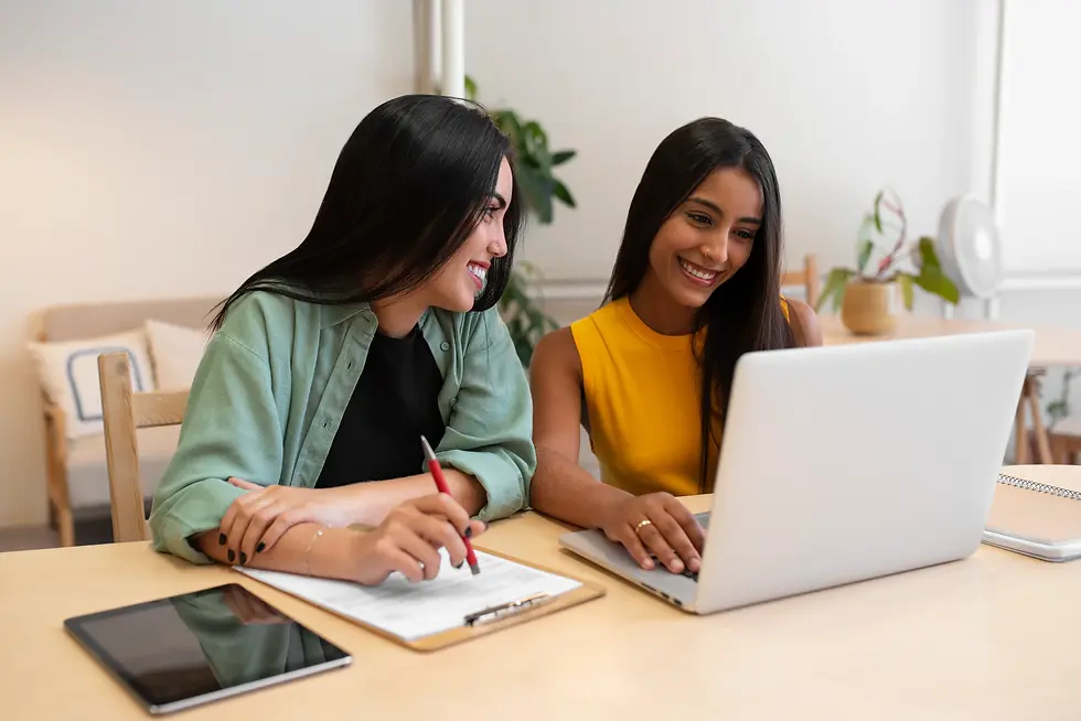 mulheres-de-tiro-medio-trabalhando-juntos.webp