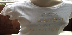 CAMISETA_BRANCA,_ESCRITO_PAZ,_AMO,_SAÚDE,_DINHEIRO_(2)
