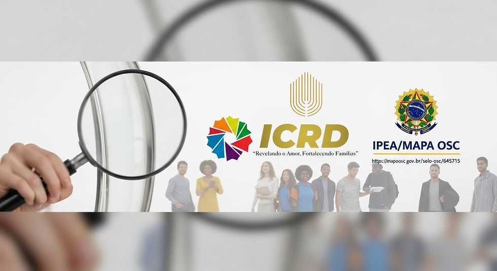Imagem com uma mão segurando uma lupa no canto esquerdo, ampliando parte da cena. Ao centro, estão os logotipos colorido e dourado do ICRD, acompanhados do lema ‘Revelando o Amor, Fortalecendo Famílias’. À direita aparece o brasão oficial do Brasil com a inscrição ‘IPEA/MAPA OSC’ e o link de registro governamental. Na parte inferior, um grupo diverso de pessoas em pé, sorrindo, segurando livros e dispositivos eletrônicos, simbolizando união, inclusão e fortalecimento comunitário.