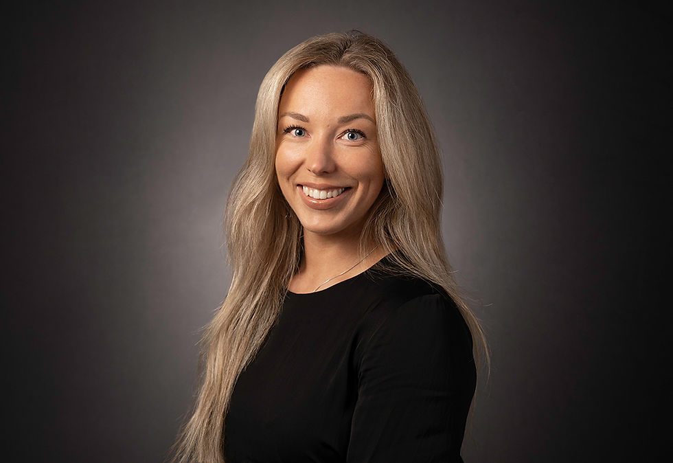 Kaunis potrettikuva vaaleasta pitkähiuksisesta naisesta.