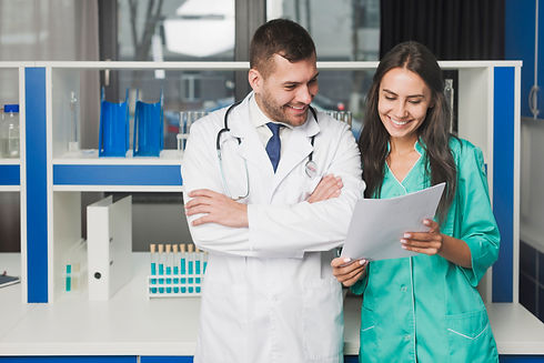 doctores-que-leen-el-papel-en-el-hospital.jpg