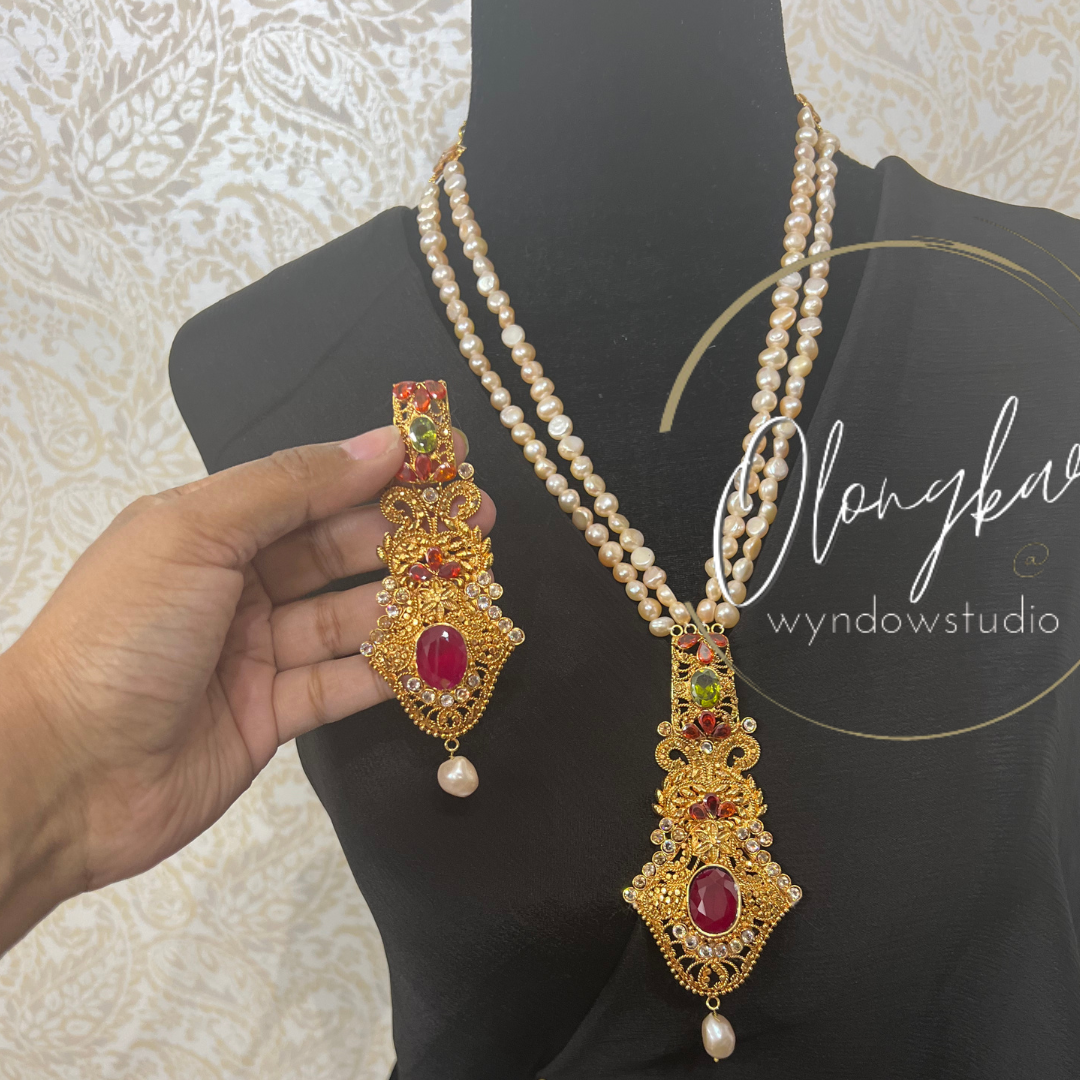 Beautiful pearl necklace and earring set