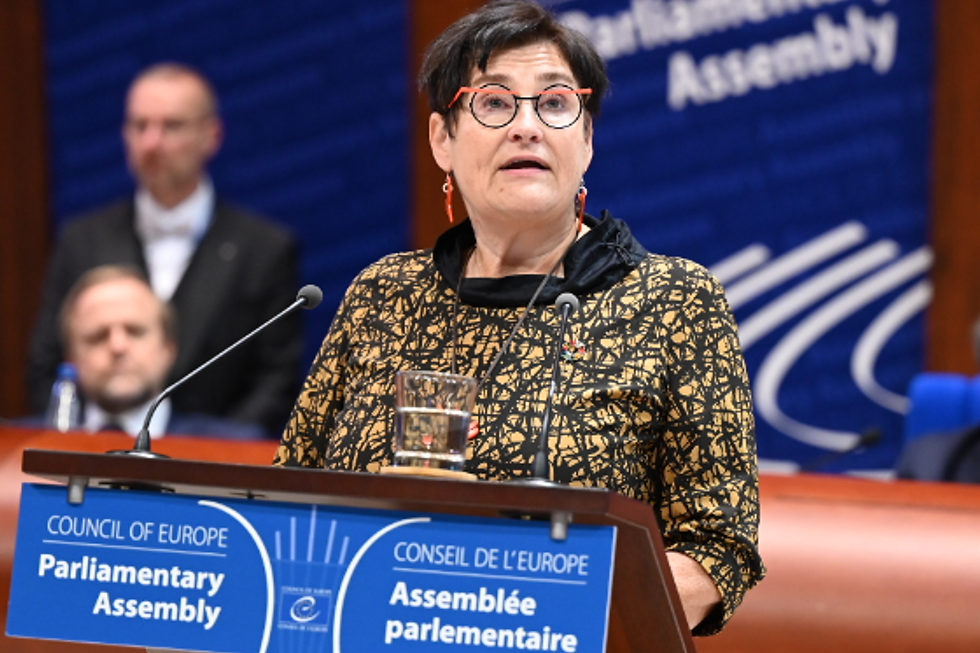 La presidenta de PACE, Petra Bayr, advierte que Azerbaiyán debe liberar a los presos políticos y levantar las prohibiciones estatales de viajar para poner fin al enfrentamiento y reincorporarse al organismo de derechos humanos.