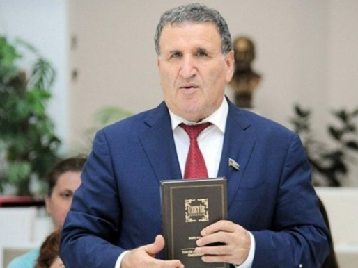 Azərbaycanlı qadın yüksək rütbəli məmurun qızına evini zorla imzalamağa məcbur edildiyini iddia edərək məhkəməyə müraciət edir