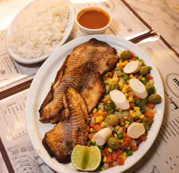 Peixe grelhado com arroz e legumes servido na Choperia do Mário