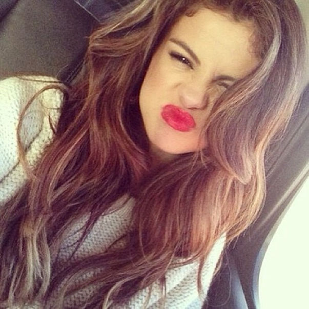 Selena Gomez usa Taylor Swift e Justin Bieber para se manter na capa das revistas