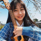 Nana（高校生枠）
Oneボーカルスクール推薦　

小学生の頃よりウクレレ弾きがたりを始め、現在高校二年生。
自分らしさを一番表現できるこのスタイルで、昨年秋【シブスタ2022】（Shibuya Star FES.）に応募。
約800名の中から『ミクチャ賞』『超十代賞』を受賞。
ボイトレで磨かれた心地よくクリアな歌声を、ウクレレにのせて表現します。