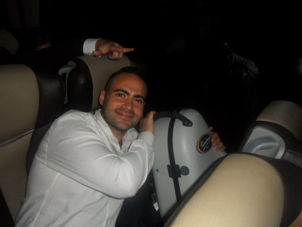 Miquel y su barítono en el autobús.