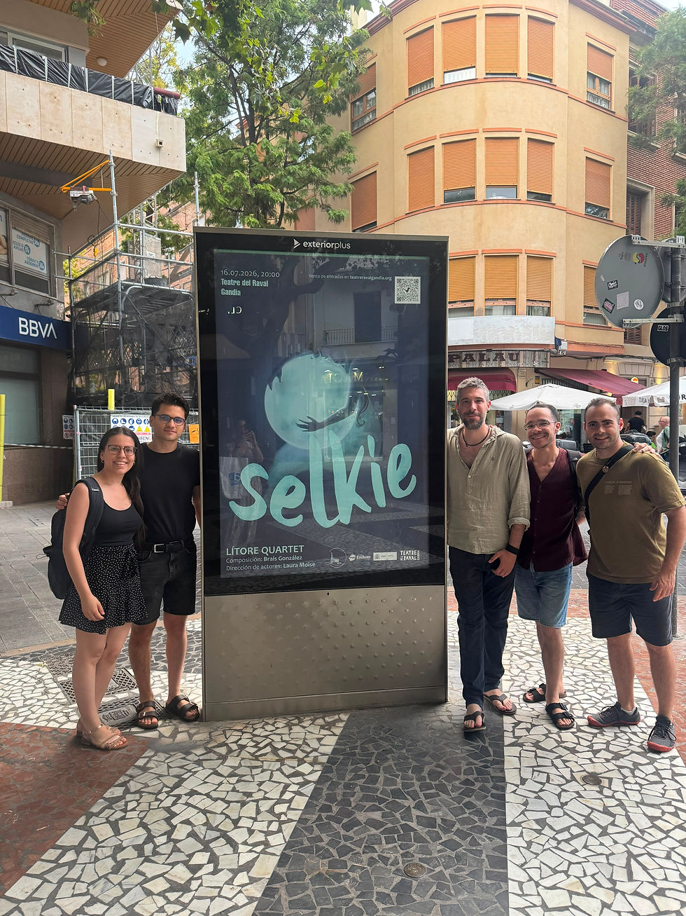 Lítore Quartet y Brais junto al cartel publicitario de Selkie. Gandía, 09/07/2026.