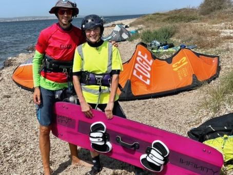 Jak začít s kitesurfingem: první kroky pro úplné začátečníky