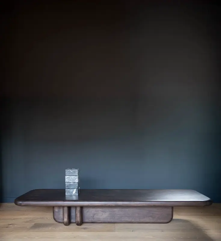 Radius lage salontafel in donker massief hout