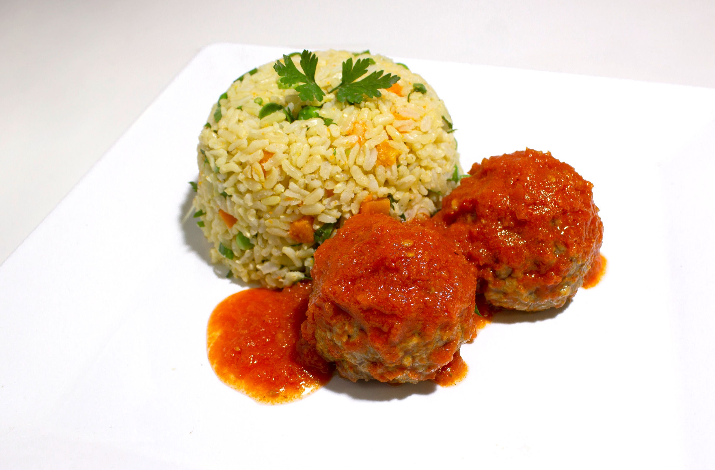 Almôndegas de Carne ao Sugo com Arroz integral a Grega