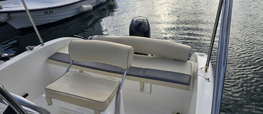 Comfortable aft seating area on Aquamar Samoa 19 in Zadar