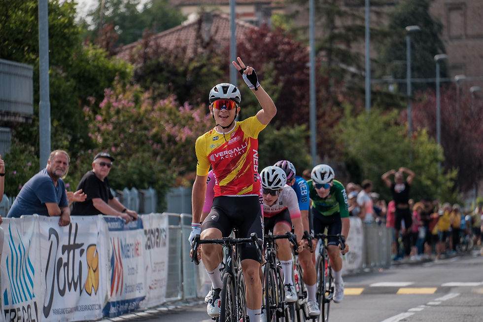 L'arrivo di tappa, vincitore Alessiani - Foto Lisa Paletti