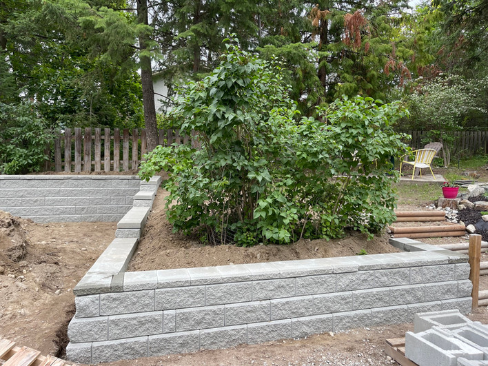 lakeview-landscaping-stone-garden-bed.jpg
