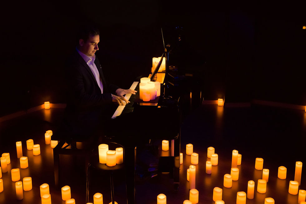 músico pianista rodeado de velas en concierto privado