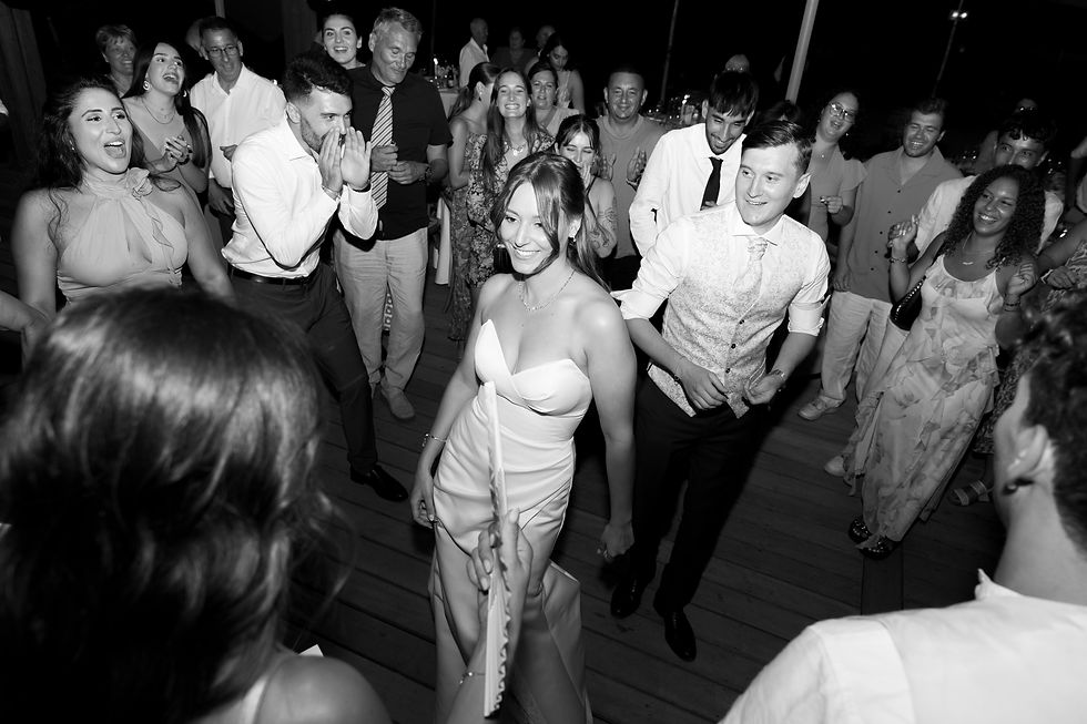 photos de soirée d'un couple de mariés dans un domaine en Provence