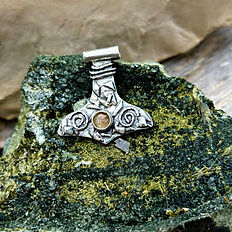 Ein besonderer "Thor-Hammer"-Kettenanhänger mit einem kleinen Rutilquarz