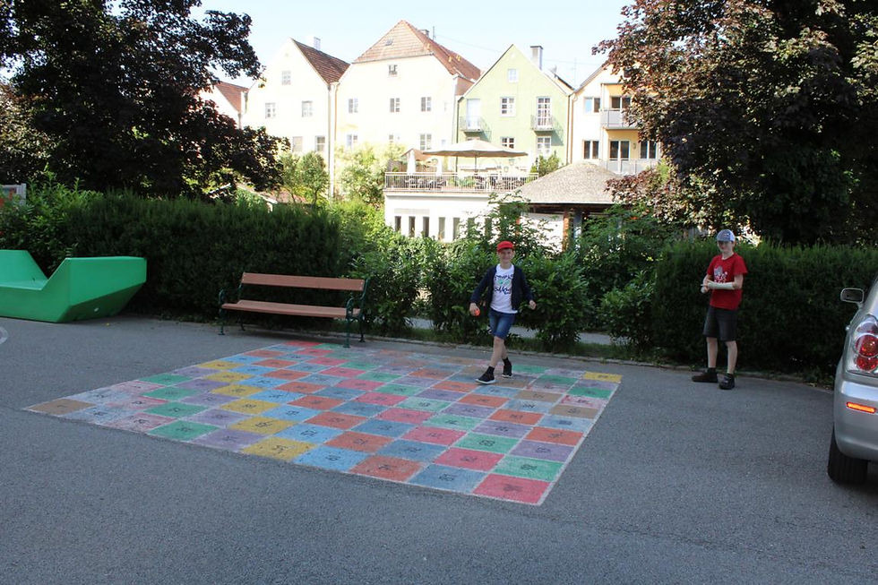 Vor der historischen Volkschule