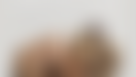 Louis Vuitton Monogram 130 週年經典包款展示,呈現多款 LV 行李包與 Monogram 皮革設計