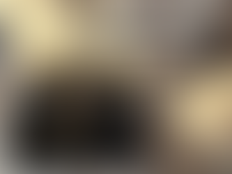 黑色經典精品包靜置於柔軟冬季毛呢外套上，象徵包包迎接全新開始的年初寄賣時刻