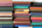 Livres colorés empilés