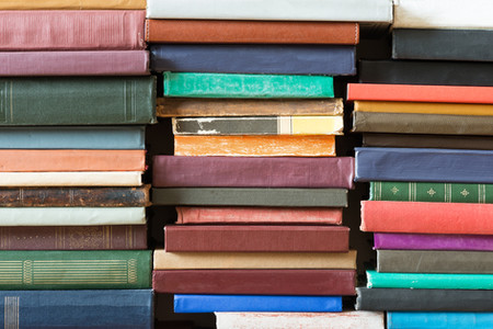 Ein Stapel bunter Bücher