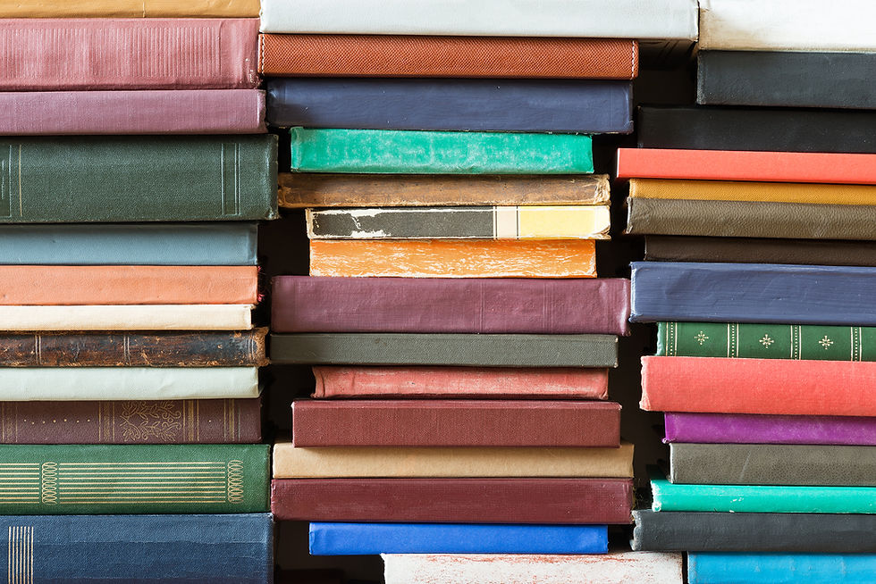 Libros coloridos apilados