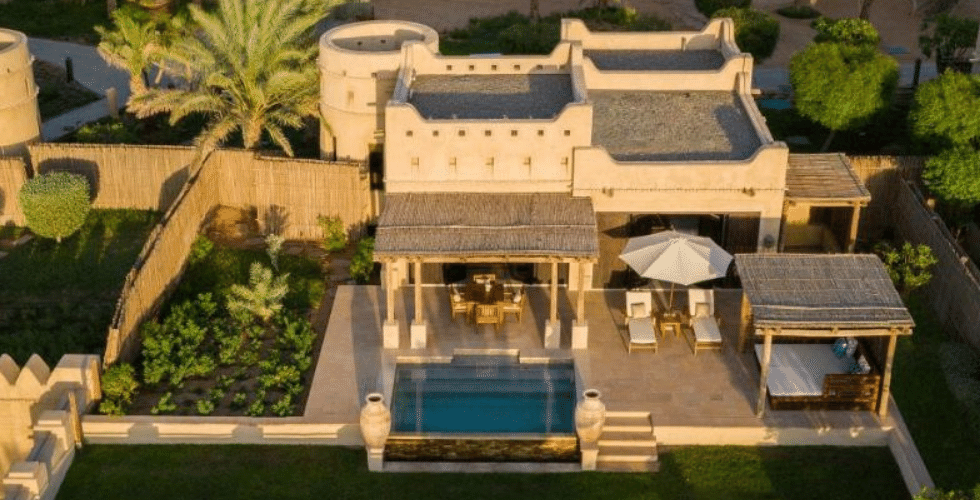 The Anantara Qasr Al Sarab, tennis court, kid’s club, horseback riding, archery and mountain biking, Desert Excursion Centre organizes camel treks, dune bashing, desert walks, Anantara’s Al Waha restaurant, Ghadeer restaurant