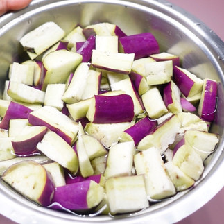 Gujarati ringan bateta nu shaak aubergine and potato pea curry vegan indian recipe