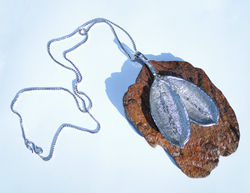 Colar+folhas+com+casca