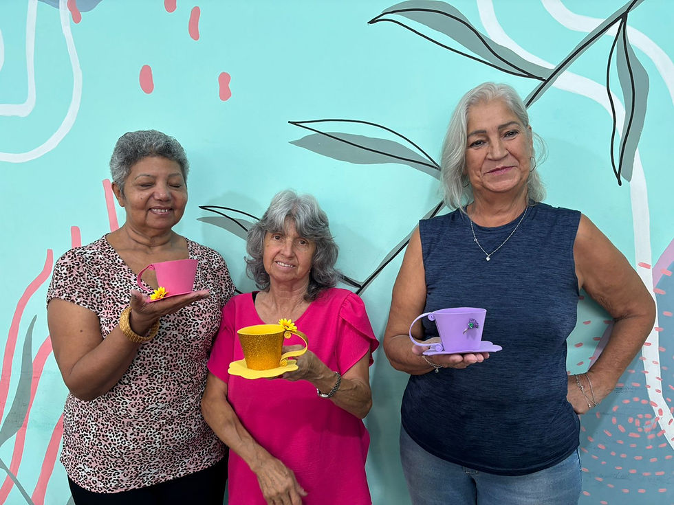 Atibaia – Grupo de atendidas pela ABRAPEC participa de atividade manual com EVA.