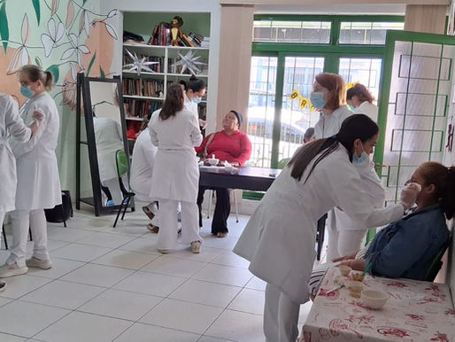 Jundiaí – Atendidas pela ABRAPEC participaram do Dia da Beleza realizado pelas alunas do curso de Estética da Faculdade Anchieta.