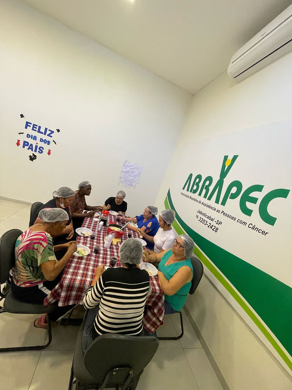 Jaboticabal – Atendidos participam de atividade de Panelaterapia na ABRAPEC.
