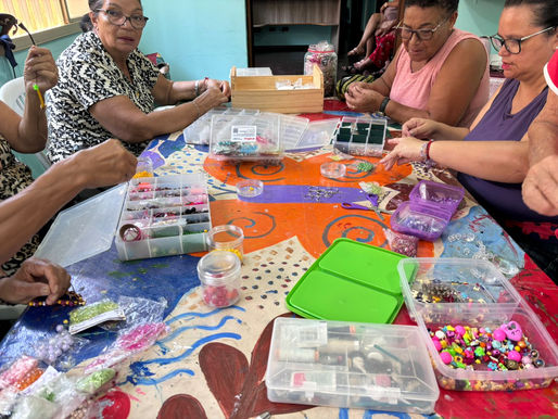 Atibaia – Atendidas pela ABRAPEC participaram de oficina trabalhos manuais.