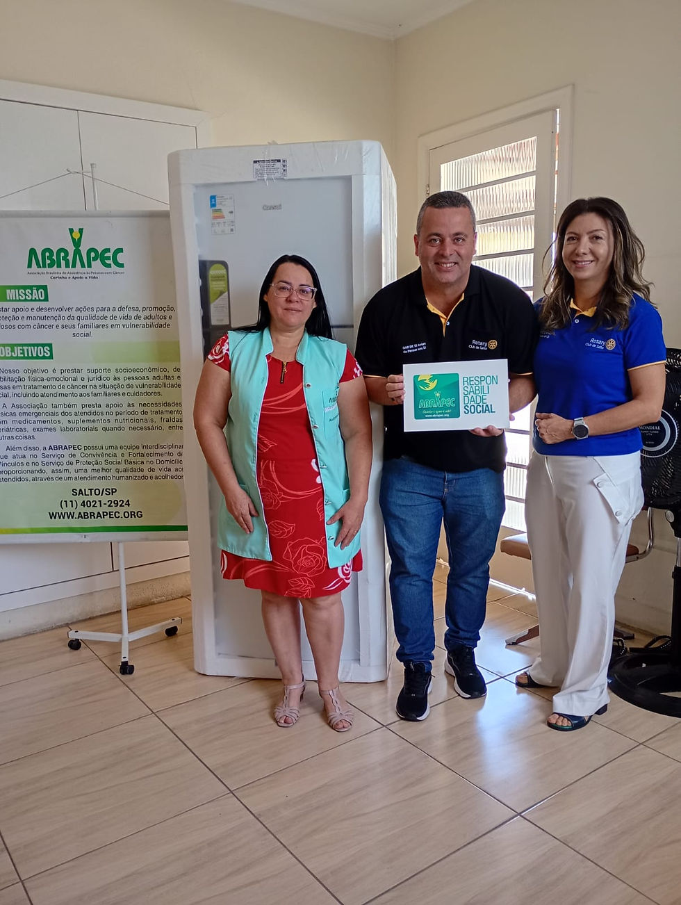 Salto – Representantes do Rotary Club de Salto realizam a entrega de uma geladeira para a ABRAPEC.