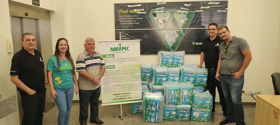 Ribeirão Preto – Sicoob Credicitrus realiza doação solidária de 80 pacotes de fraldas geriátricas para a ABRAPEC.