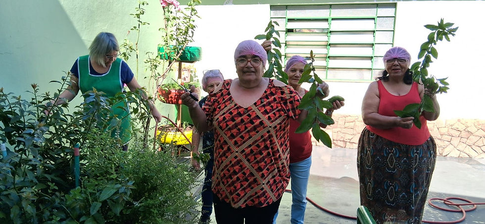 Jundiaí – Atendidos pela ABRAPEC participam de atividade “Horta Criativa” utilizando pneus usados.