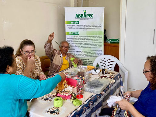 Salto – Atendidas pela ABRAPEC participam de oficina de colares.